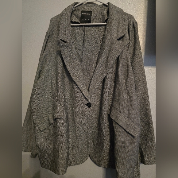 NWT BLOOMCHIC SIZE 26 BLACK & WHITE PATTERNED ONE BUTTON BLAZER. - Picture 1 of 6